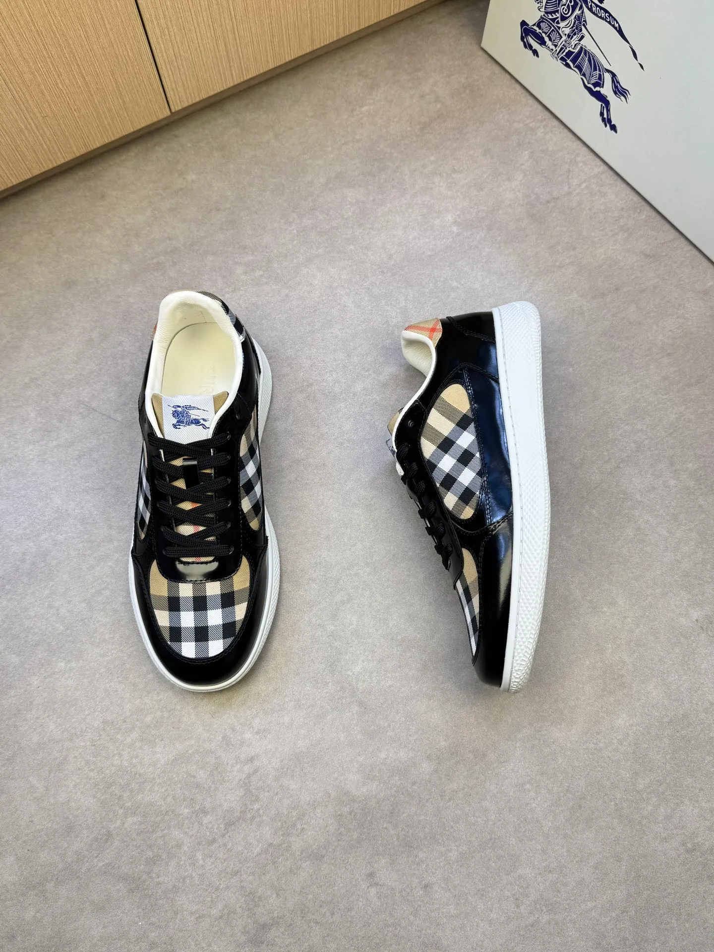 P400 [BURBERRY] Burberry casual sports sneakers - Upper: imported 🔝 open edge beaded calfskin, brand totem cloth, tongue brand cloth label - Inner: water-dyed cowhide - Outsole: ultra-light TPR rubber; two-color molded outsole - Super high quality control·Fine workmanship: highlighted (high-end, extravagance, grade) -Size: 38-44 (Male 45, can be customized)·BBR0372